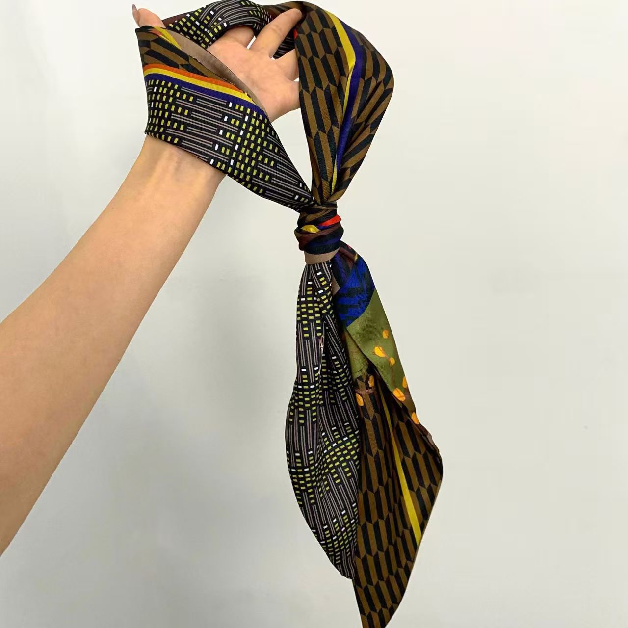 Luksusowa Apaszka Jedwabna z D – Face Scarf Mask recenzja i cena